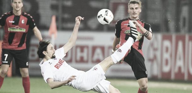Subotic despeja un balón ante un jugador del Friburgo | Foto: FC Köln