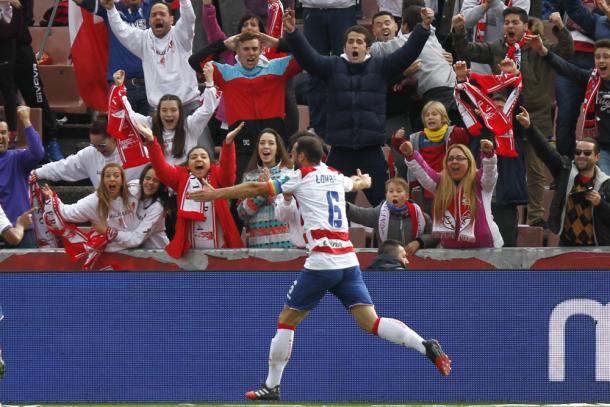 Lombán celebró su gol con la afición del Granada | Foto: AL Juárez