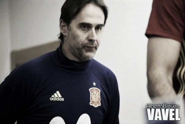 Julen Lopetegui chega para a entrevista coletiva | Foto: Alberto Brevers/VAVEL