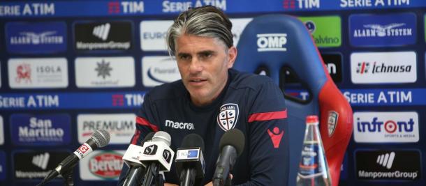 Luis Diego López en la rueda de prensa previa al partido / Foto: Cagliari Calcio