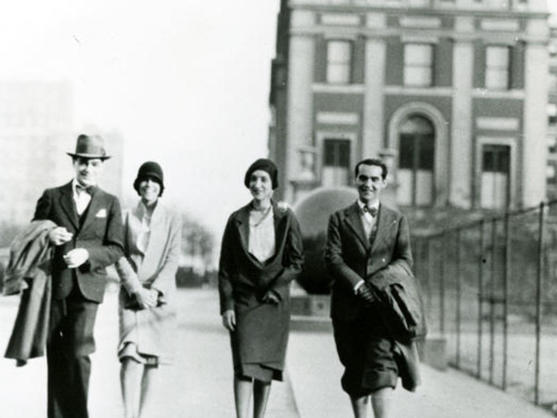 El poeta, a la derecha, en el campus de la Universidad de Columbia, otoño de 1929, con María Antonieta Rivas y dos amigos sin identificar. (Fundación García Lorca)