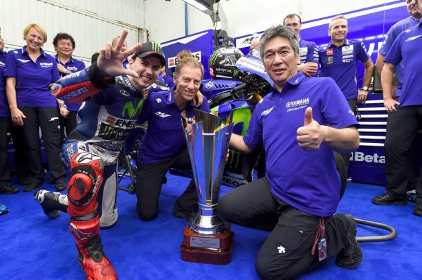 Jorge Lorenzo celebra el título con el equipo | Foto: Movistar Yamaha MotoGP.