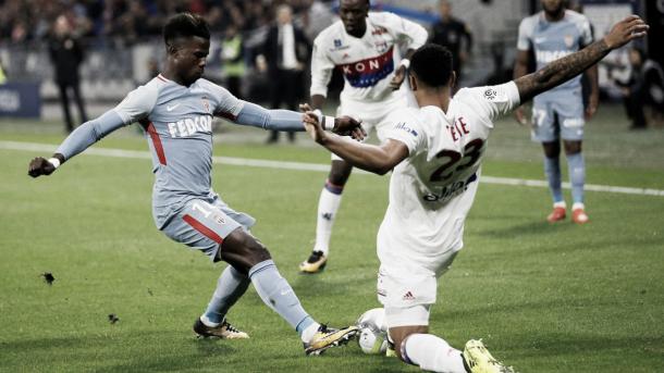 El Lyon y el Mónaco se enfrentan por la posesión de la pelota | Foto: AS Mónaco