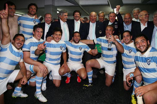 Los Pumas de 2015 y 1965 celebrando en el vestuario - Foto: La Nación
