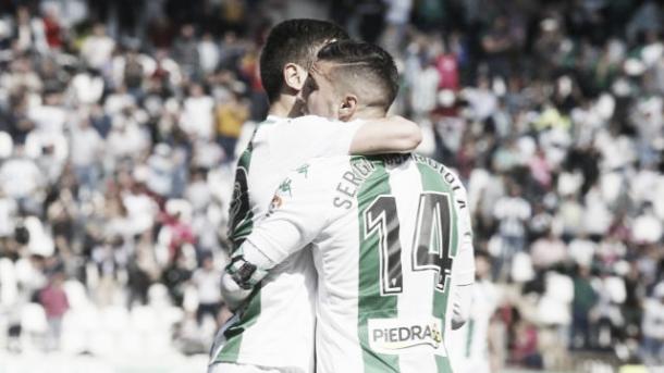 Sergi Guardiola y Jovanovic abrazados tras el gol (FOTO: Laliga)