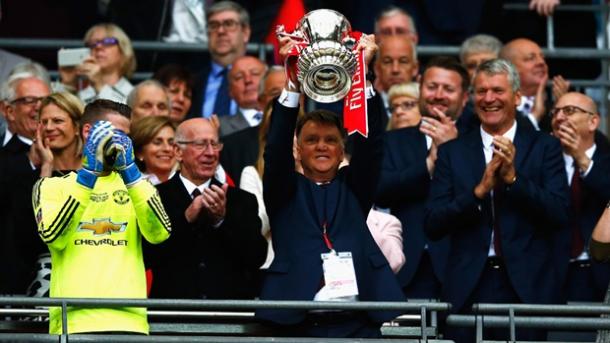 Van Gaal con el trofeo de campeón el pasado sábado. Foto: The FA