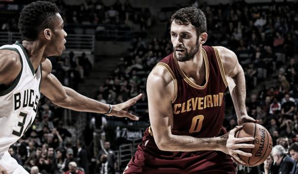 Kevin Love looks to attack on Giannis Antetokounmpo of the Milwaukee Bucks. Photo: Gary Dineen/NBAE/Getty Images