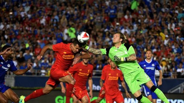 Karius choca con Lovren ante el Chelsea en el momento de romperse la mano. Foto: Sky Sports
