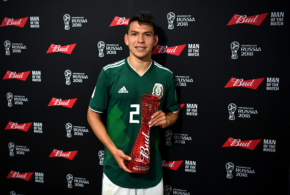 Lozano com o troféu de homem do jogo da partida entre Alemanha e México. (Mike Hewitt - FIFA/FIFA via Getty Images)