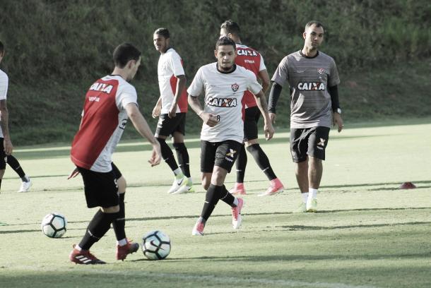 Lucas Itaberaba (ao fundo, de cinza) é o terceiro preparador físico do Vitória em 2017 (Foto: Maurícia da Matta/E.C. Vitória)