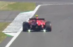 Ferrari con los flashes bajo el coche. Foto: Iván Castro