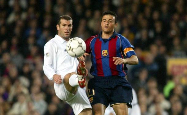Luis Enrique y Zidane, en un duelo en 2002 | Foto: Getty Images.
