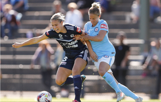 Melbourne Victory's Aivi Luik (left) shields the ball from Melbourne City's Laura Spiranovic (right) in a 2-1 win for the Victory. | Photo: Daniel Pockett - Getty Images