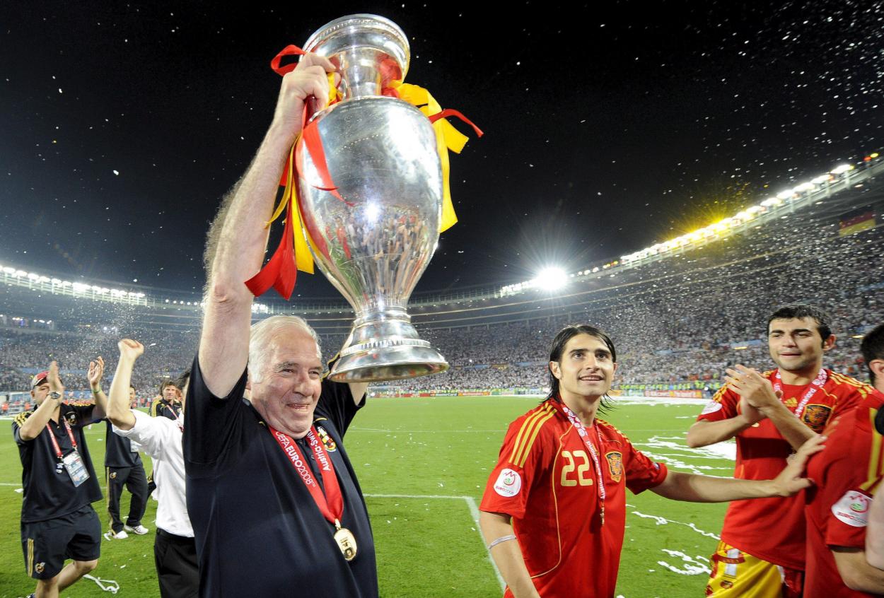 Luis Aragonés con la Copa de Europa de 2008. | Foto: 20minutos.