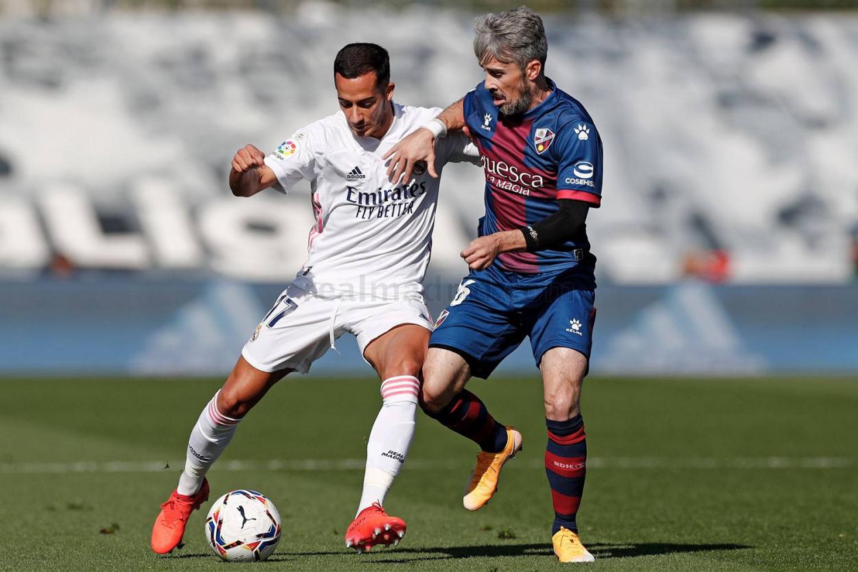 Lucas y Luisinho pugnan en el último partido de los blancos en Liga. Fuente: Real Madrid