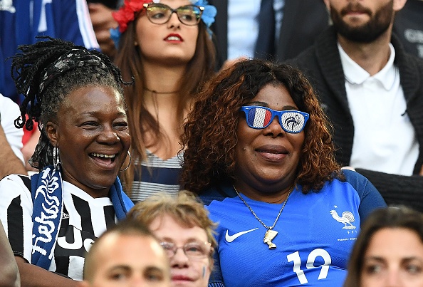 Yeo assistindo seu filho na disputa da competição europeia (Foto: AFP/Getty Images)