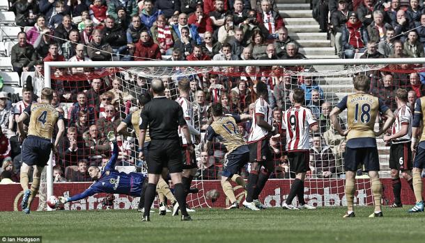 Above: Vito Mannone saves from Alexis Sanchez's free-kick in Sunderland's 0-0 draw with Arsenal | Photo: Ian Hodgson