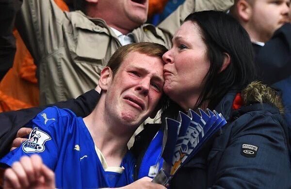 Un aficionado del Leicester, junto a su madre, llora emocionado durante un partido de su equipo |Foto: Twitter