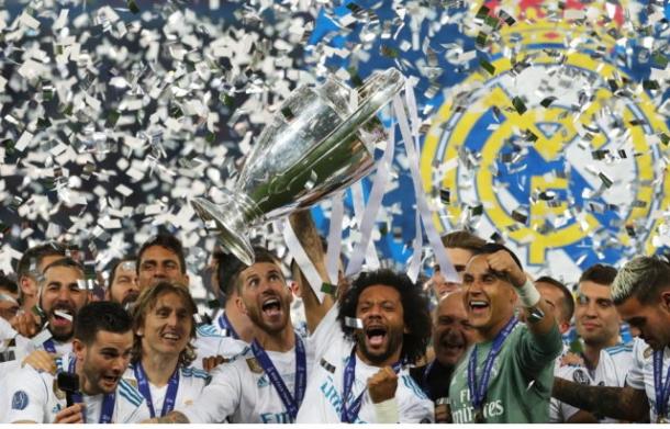 Jugadores del Real Madrid levantando el trofeo de la Champions League | Foto: elnuevopais.com