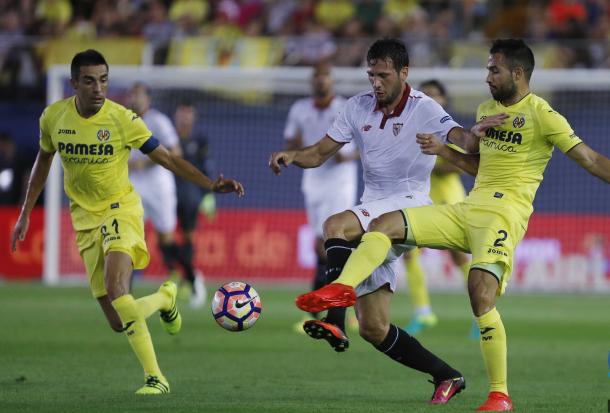 Franco Vázquez disputa un balón con Mario Gaspar | Sevillafc.es