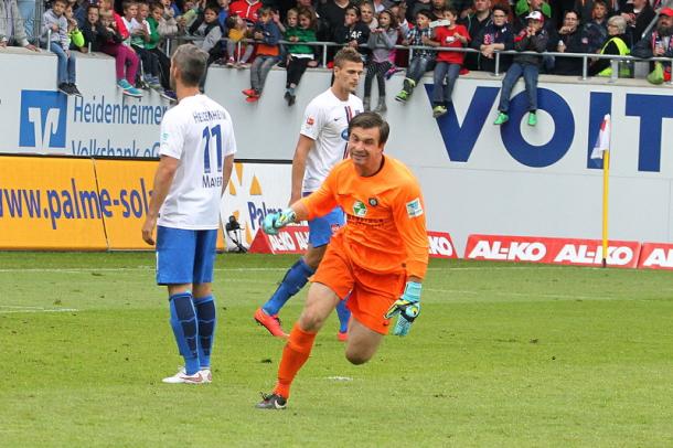 Keeper Männel celebrating his goal against Heidenheim | Photo: MOPO24