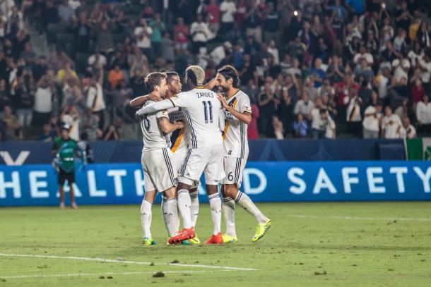 Mike Magee celebrates with teammates after scoring penalty kick. | Photo: Los Angeles Galaxy