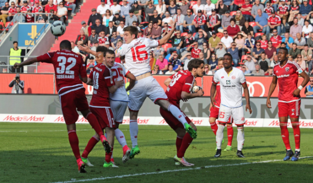 Bell intenta rematar un balón entre jugadores del Ingolstadt | Foto: Mainz 05