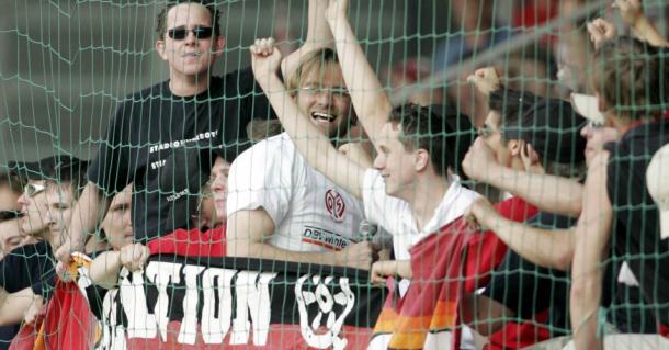 Klopp celebrates his success with the Mainz fans. (Picture: www.teamtalk.com)