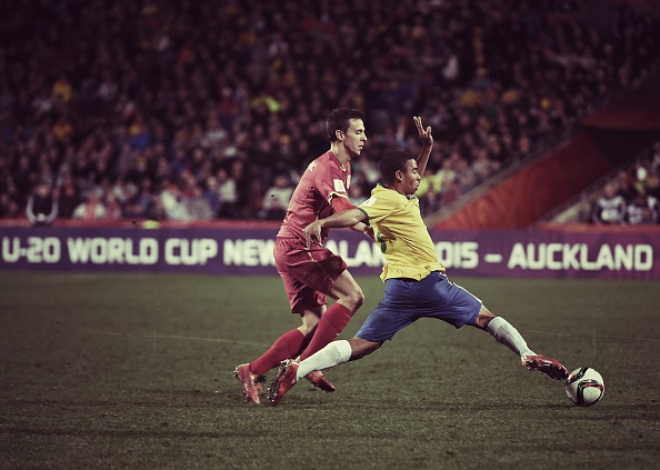 Maksimovic disputando bola contra Gabriel Jesus na decisão do Mundial Sub-20 em 2015 (Foto: Getty Images)