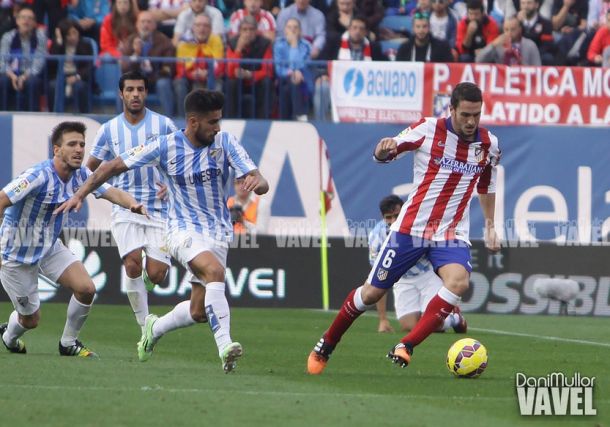 Koke, sancionado esta jornada, jugando contra el Málaga en el Calderón | Foto: Dani Mullor - VAVEL.com