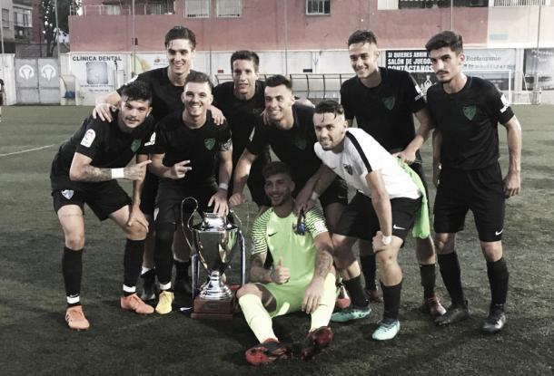 Jugadores del Malagueño posan junto al trofeo | Foto: Twitter @cdelpalo