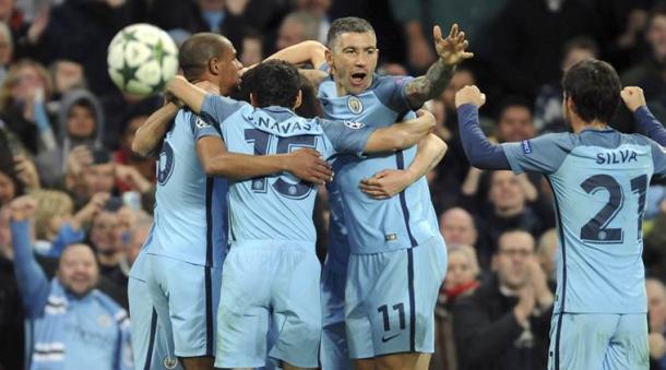 I giocatori del Manchester City si abbracciano dopo il gol del 3-1 rifilato al Barca (Fonte foto: Sky Sports