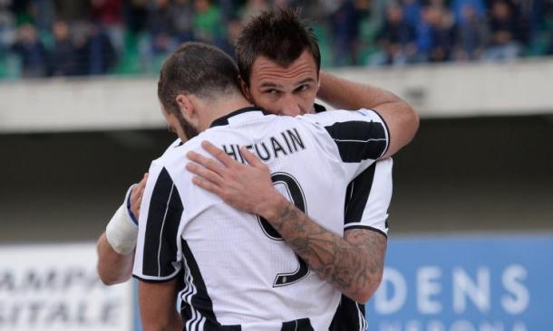 Higuain e Mandzukic dopo il goal del croato al Chievo, www.calciomercato.com