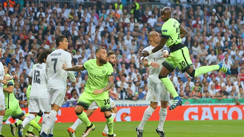 A luta foi intensa, mas o Real foi sempre a melhor equipa // Foto: mcfc.co.uk