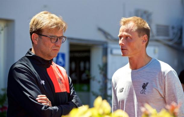 Manninger speaks with Reds boss Jürgen Klopp on their US tour on Thursday. (Picture: This is Anfield)