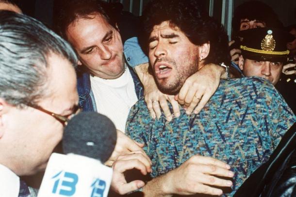 Maradona siendo detenido en Argentina por posesión de drogas / (Fuente: Twb22)