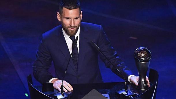 Messi junto a su premio al mejor jugador del 2019 Foto: Marca 