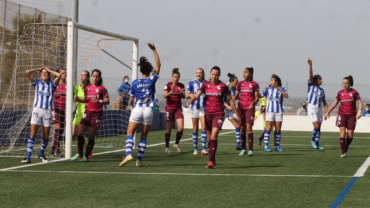 Lance del juego entre Granadilla Tenerife y Real Sociedad / Foto: Marca