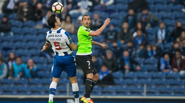 Marcano disputa el balón con Guedes. Foto: FC Porto.