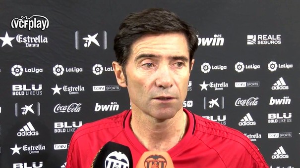 Marcelino García Toral atendiendo a los medios del club | Fuente: valenciacf.com