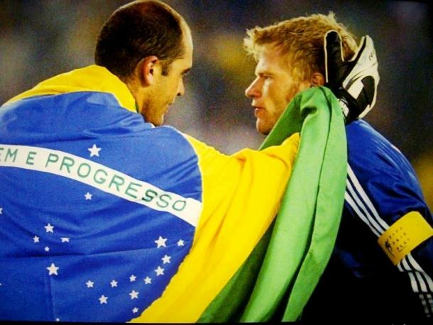 Marcos consola Oliver Kahn após conquista do Penta (Foto: Divulgação)