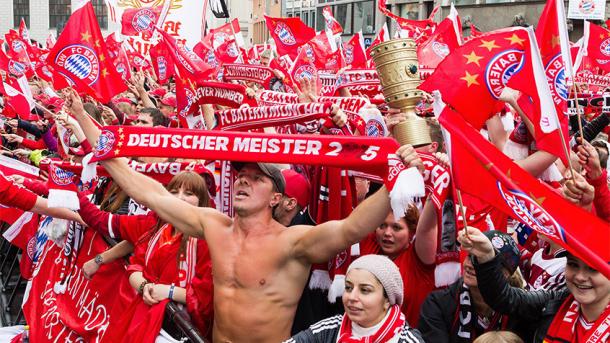 Aficionados bávaros celebran el título de liga de este 2015. // (Foto de fcbayern.de)