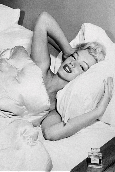 Marilyn Monroe con el perfume de Chanel| Fuente: Vogue
