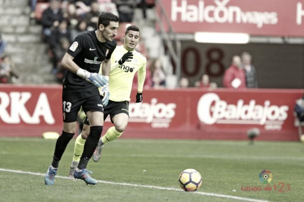 Diego Mariño tratando de enviar un balón | Fotografía: La Liga