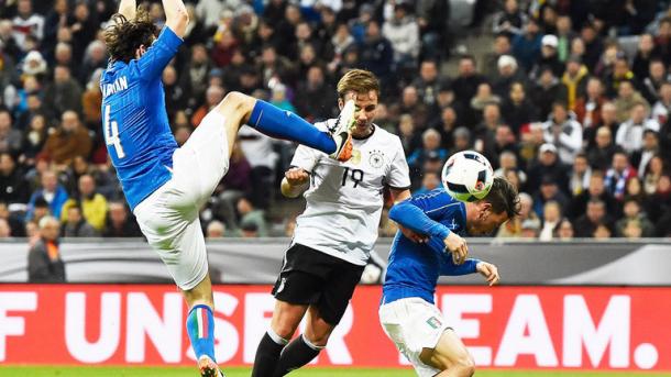 Gotze contra dos jugadores italianos. Foto: Sky Sports