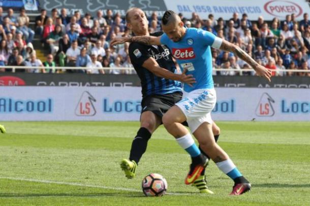 La lotta tra Masiello, difensore dell'Atalanta, e Marek Hamsik, capitano del Napoli - Foto CalcioWeb