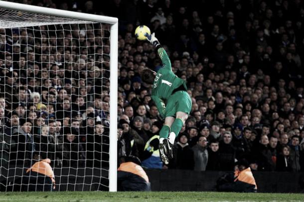 De Gea in full motion to deny Mata's freekick | Photo: IrishMirror.ie