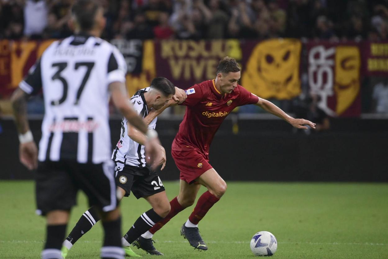 Matic peleando un balón con Samardzic. Fuente: AS Roma.