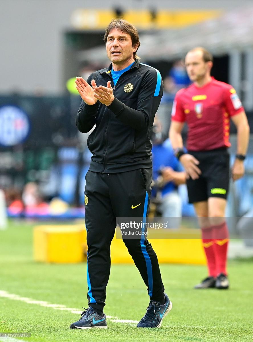 Antonio Conte applauds his Inter Milan players: Mattia Ozbot/GettyImages