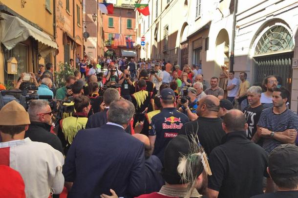 Verstappen entre una multitud en Italia. Foto: Red Bull Racing